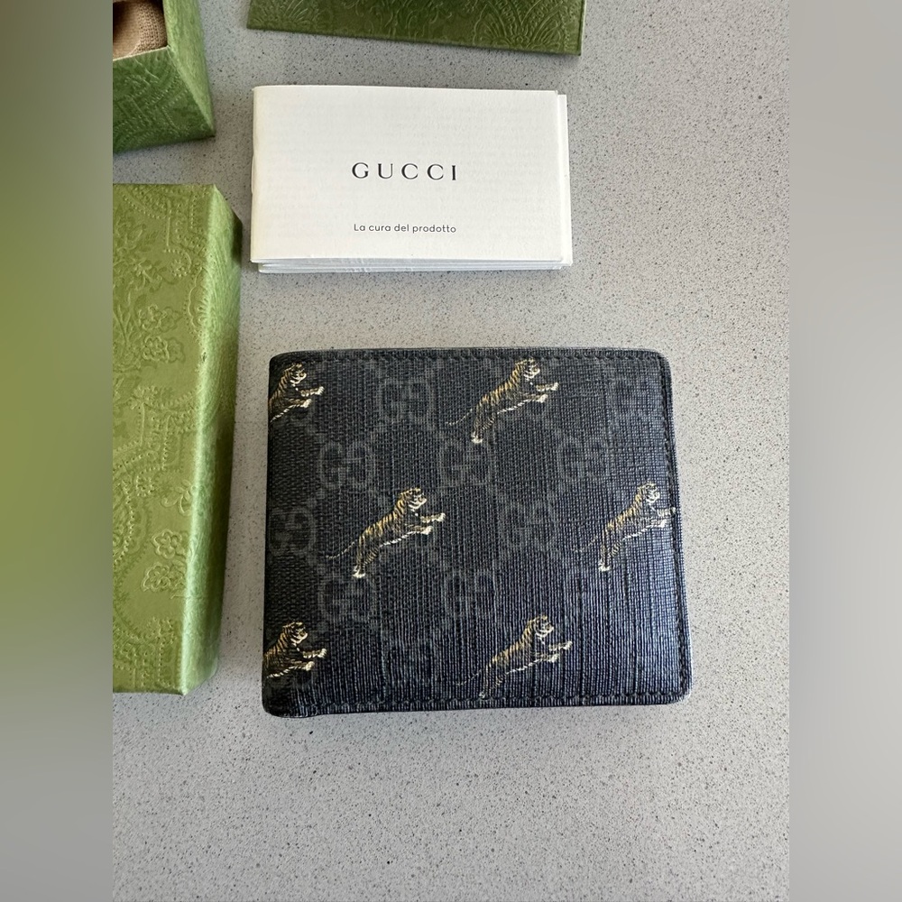 NWT Gucci Men’s Black  GG Supreme Canvas Tiger Print Bifold Wallet 🐅